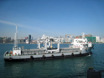 香港渠務署向IHI製ガントリークレーン搭載の汚泥コンテナ搬送船竣工