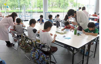 製作に夢中になっている子供たち