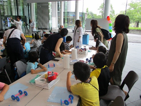 説明を真剣に聞いている子供たち