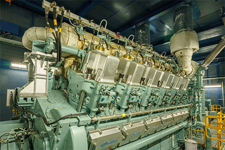 設置したガスエンジン「12V28AGS」（出力4000kW，（株）IHI原動機製）