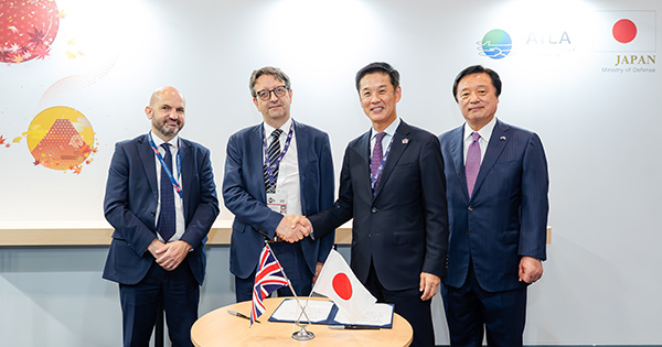 英国ロンドンで開催中の「DSEI UK」で行われた署名式の様子 左から 英国国防省　国際協力・輸出部　防衛輸出局　米国及びインド太平洋地域担当副局長　Stuart Cole氏 SatVu 　共同創設者兼 CEO　Anthony Baker 氏 IHI 取締役常務執行役員 航空・宇宙・防衛事業領域長 佐藤篤 防衛大臣補佐官　若宮 健嗣　氏