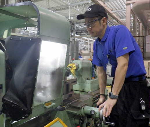 旋盤加工を行う服部