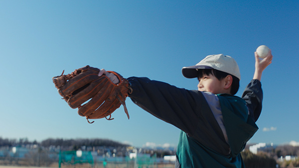 キャッチボールする少年