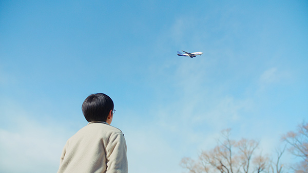 飛行機に憧れを抱く少年