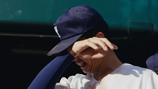 高校最後の大会で敗れ涙を流す