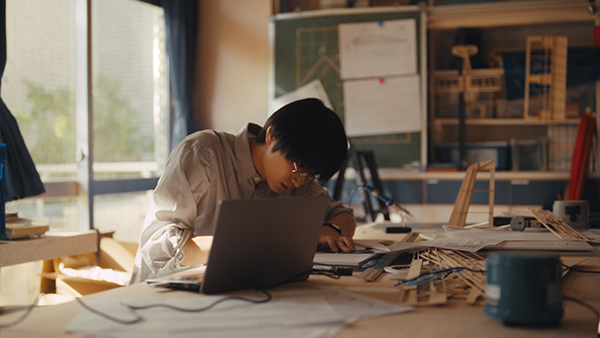 受験での奮闘を経て研究に没頭する青年