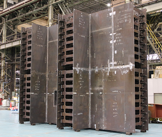 SMR鋼製モジュールモックアップ (サイズ:約 長さ9m x 幅1.2m x 高さ6m、重量:約46 t)
