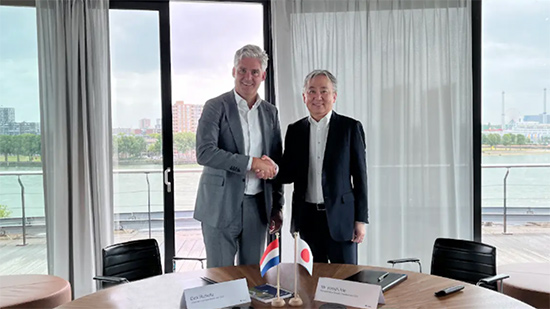 写真右：IHI代表取締役社長 井手 博 写真左：Dick Richelle, Chairman of the Executive Board & CEO of Royal Vopak