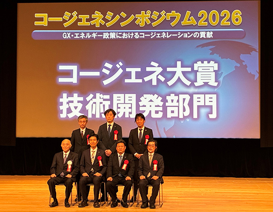 写真下段、左から2人目、IHI理事　資源・エネルギー・環境事業領域　副事業領域長　山崎 晴彦 左から3人目、IHI原動機　代表取締役社長　保坂 知洋