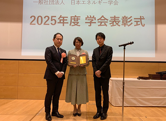 表彰式の様子（写真左から） 技術開発本部 技術基盤センター エネルギー変換技術部 チーム長 伊藤 IHI理事 技術開発本部 副本部長 大野　 日本エネルギー学会 佐藤会長　