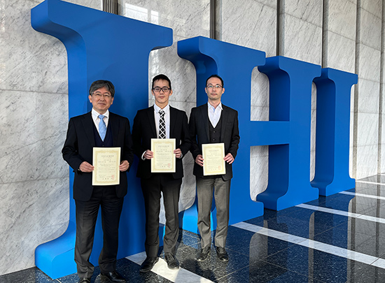 全国大会優秀賞を受賞した3名（左から） 高度情報マネジメント統括本部　河野 幸弘　技監  同本部　茂木 悠佑　主査  同本部　鈴木 由宇　グループ長 