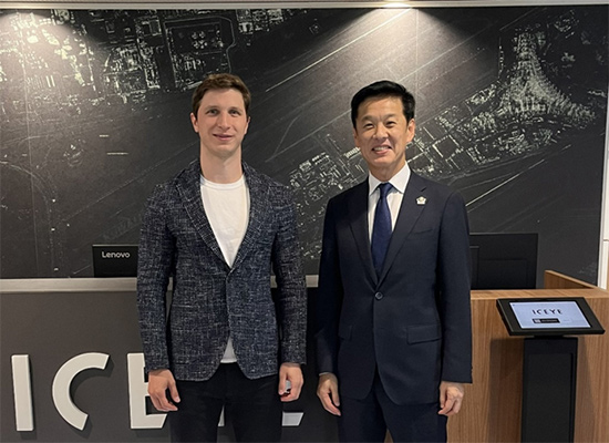 左から、ICEYE共同創設者兼CEOラファル・モドジェフスキ氏、IHI佐藤篤副社長 （2026年7月17日　ICEYEにて）