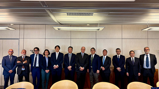 写真左から7番目　メッシーナ海峡公団CEO Pietro Ciucci 写真左から8番目　IHI代表取締役 副社長執行役員 小林淳