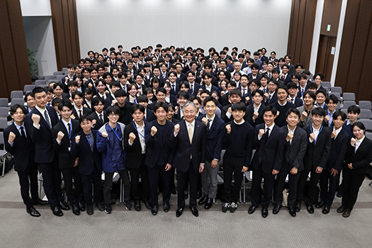 豊洲本社での集合写真