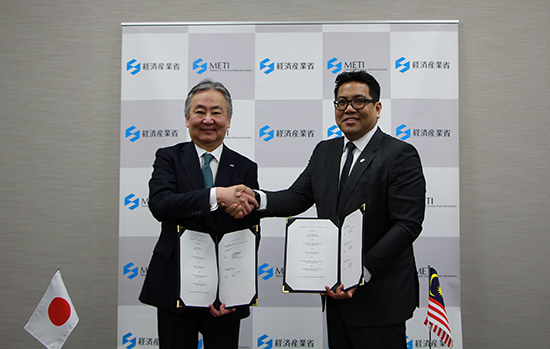 締結記念式典の様子 （写真左から、IHI 代表取締役社長　井手 博、PETRONAS社長 グループ最高経営責任者兼Gentari会長 Tan(タン) Sri(スリ) Tengku(テンク) Muhammad(モハマド) Taufik(タウフィク)）