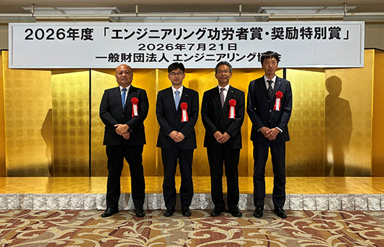表彰式の様子（写真左から） IHI原動機　陸用事業部　副事業部長 兼 営業統括部長　溝下 同社　陸用事業部長　山本 IHI　資源・エネルギー・環境事業領域　理事／アンモニアガスタービン開発部長　守屋 同社　資源・エネルギー・環境事業領域　アンモニアガスタービン開発部　技術グループ 田中主幹