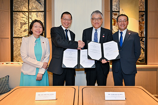 調印式の様子 （左から：ST Engineering Group Chief Strategy and Sustainability Officer Cheryl Chan氏 同Group Chief Technology and Digital Officer Lee Shiang Long氏 IHI常務執行役員、資源・エネルギー・環境事業領域長　小澤 典明 同執行役員、事業開発統括本部 副本部長　小林 広樹）