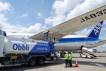 ANA031便への給油風景