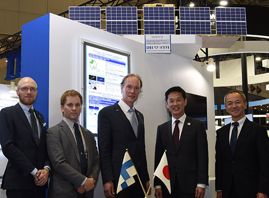 Signing ceremony : From the left Mr. Antti Kunnas, Executive Director, Finnish Chamber of Commerce in Japan Mr. Tuukka Mäki-Lohiluoma, Assistant to the Defense Attaché, Embassy of Finland Tokyo Mr. Otso Ojanen, Senior Vice President Satellite Mission Line of Business, ICEYE Mr. Atsushi Sato, Managing Executive Officer, President of Aero Engine, Space & Defense Business Area, IHI Mr. Atsushi Endo, Director for Defense Equipment Transfer Strategy, International Cooperation Division, Equipment Policy Department, Acquisition, Technology and Logistics Agency, Ministry of Defense