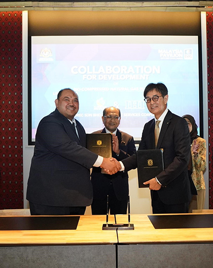 From the right Mr. Ryoji Aoki, President, IHI Plant Services Corporation, Dr. Zahari Mohamad, Chief Executive Officer, MTC OREC SDN. witnessed by Secretary General of Malaysia’s Ministry of Science, Technology, and Innovation, Datuk Seri Hj. Hasnol Zam Zam Hj. Ahmad