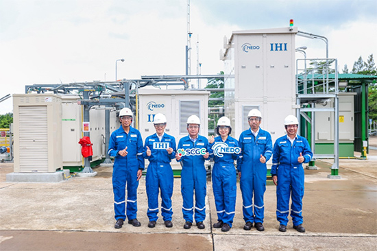 Attendees at the commissioning ceremony of pilot plant Second from left, Dr. Nobuhiko Kubota, Managing Executive Officer of IHI, General Manager of Corporate Research and Development Division Third from left, Sakchai Patiparnpreechavud, CEO of SCG Chemicals Fourth from left, Dr. Akiko Iimura, Executive Director of NEDO (New Energy and Industrial Technology Development Organization)