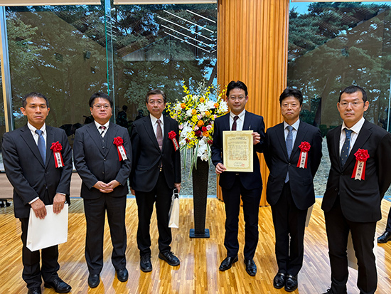 Scene from the award ceremony (second from the left: Ryo Hanaoka, Manager, Japanese Market G, Business Development & Sales Dept, Carbon Solution Business Unit, Resources, Energy & Environment Business Area; fourth from the left: Ryo Nakazawa, Manager, Basic Design Group, Life Cycle Management Dept. same SBU)