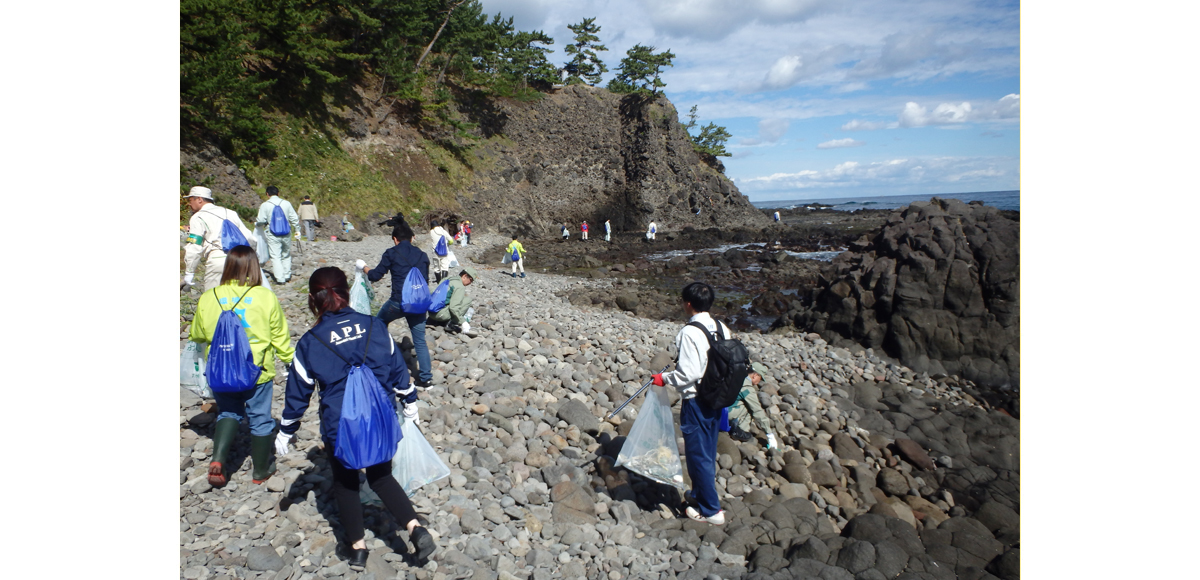 Participating in the Rokkasho Village Tatami-Iwa Coastal Cleanup Volunteer Activity, in Rokkasho Village, Aomori Prefecture