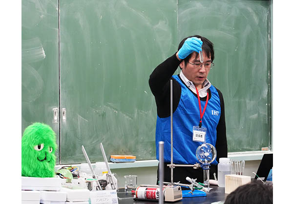 An IHI employee teaches a class