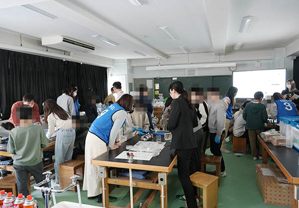 The students take part in an experiment