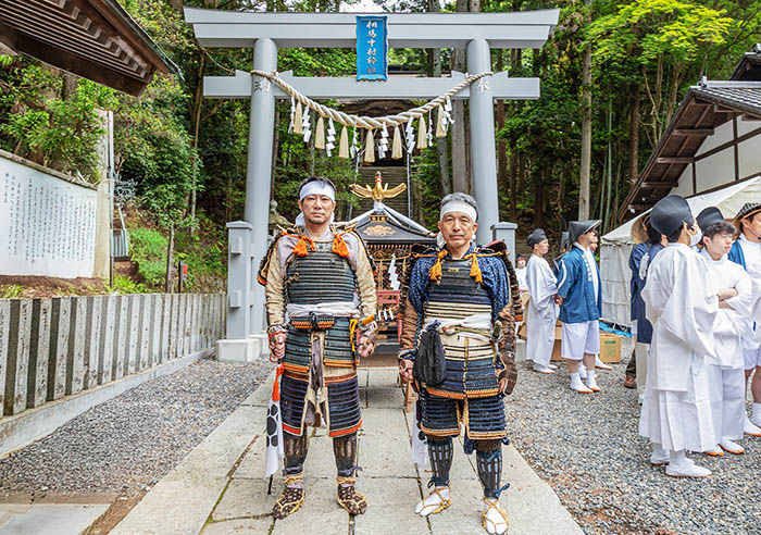 The Headquarters Representative of IHI Soma District (left), who served as the guardian of the portable shrine