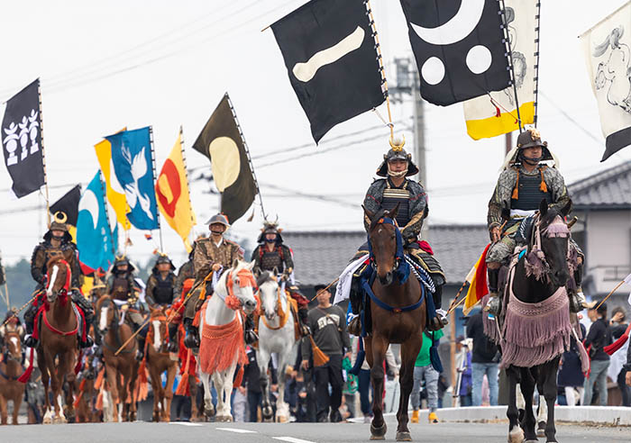Mounted procession proceeds through the city of Minamisoma