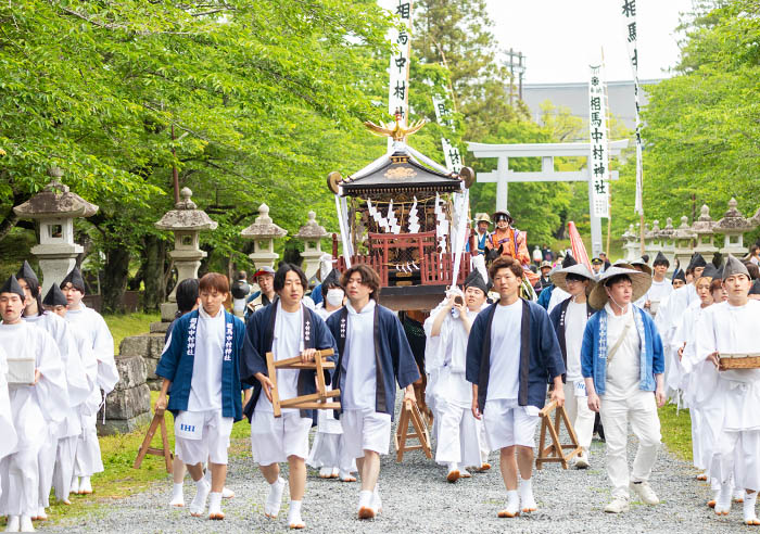 IHI Group employees carry the sacred palanquin
