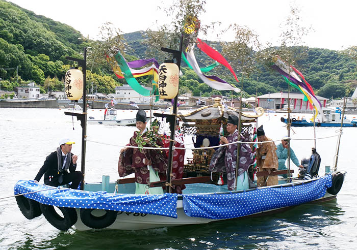 Scene of the sea procession