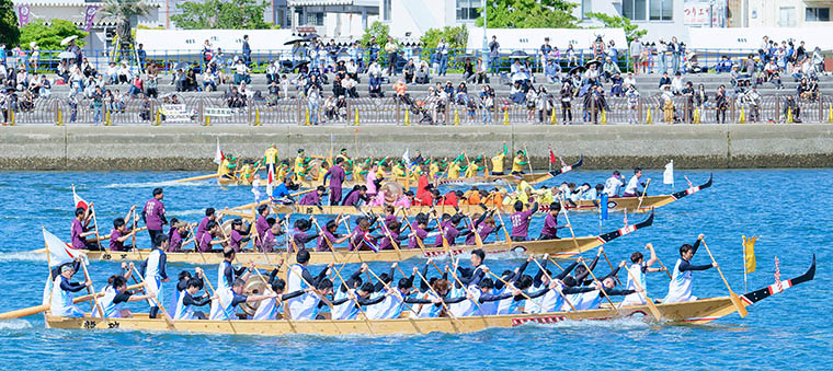 Scene from the Peron boat races (IHI Aioi Works team is shown in the foreground)