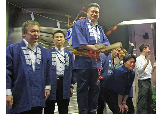 IPS President Hosaka performs a rhythmic clapping ceremony
