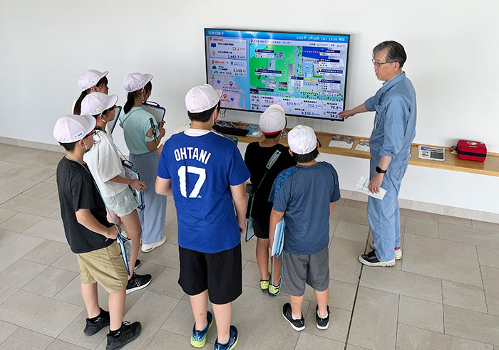 Students listen to an explanation of the SIGC’s electrical power situation