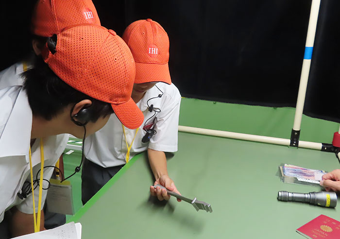 Confirming damage to the surface of a component during inspection