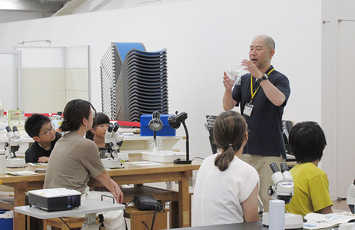 Professor Yoshimura conducts the class