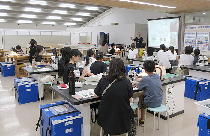 Children and their parents listen attentively
