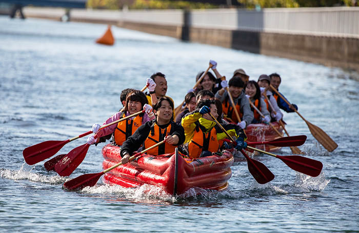 Rubber Boat Race between Neighborhood Associations and Companies