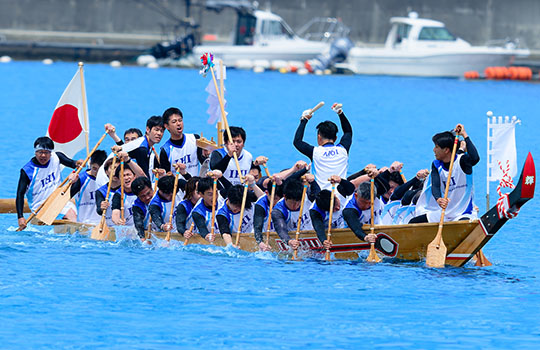 Team members paddling together in the Peron boat race
