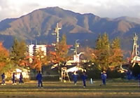長野市立櫻ヶ岡中学校の校庭芝生
