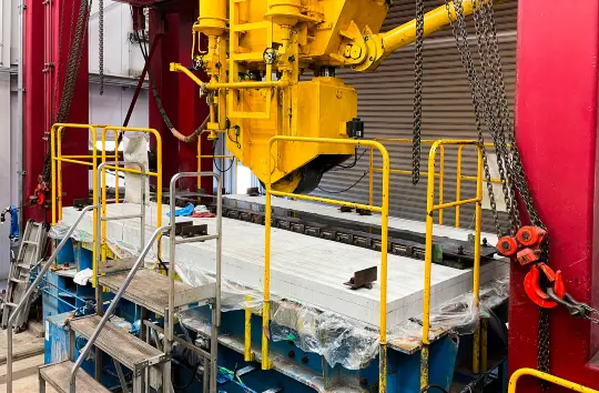 輪荷重走行疲労試験機による床版の疲労試験