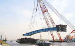 Lifting long girders with a single barge