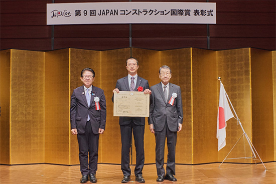 授賞式の様子
(左から:国土交通大臣 金子恭之、株式会社IHIインフラスクエア 代表取締役社長 井上学、
海外インフラ展開に関する表彰についての検討・審査委員会 委員長 森地茂)