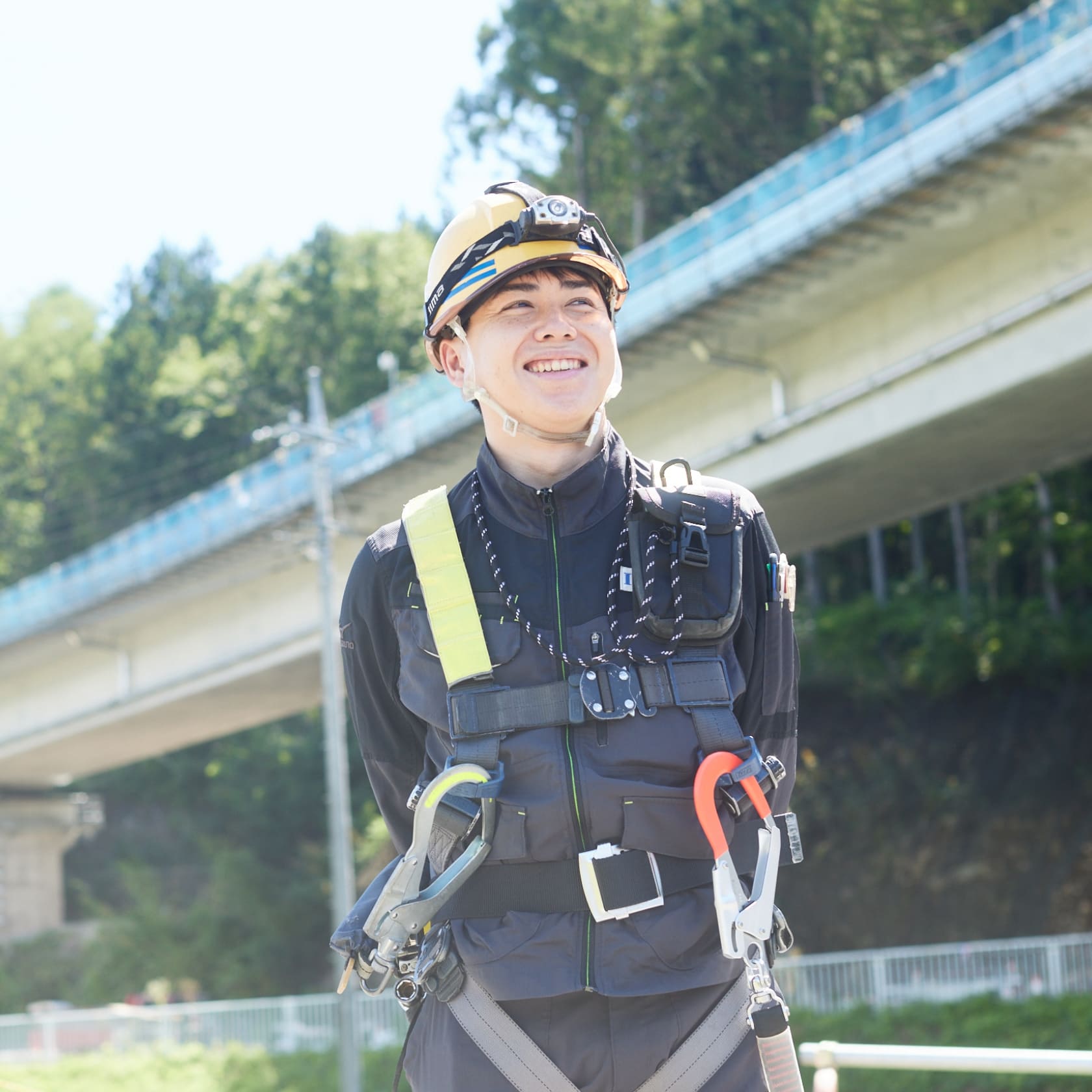 橋梁に刻まれた自分の名前を見て、感じたことのない達成感が湧き上がる。