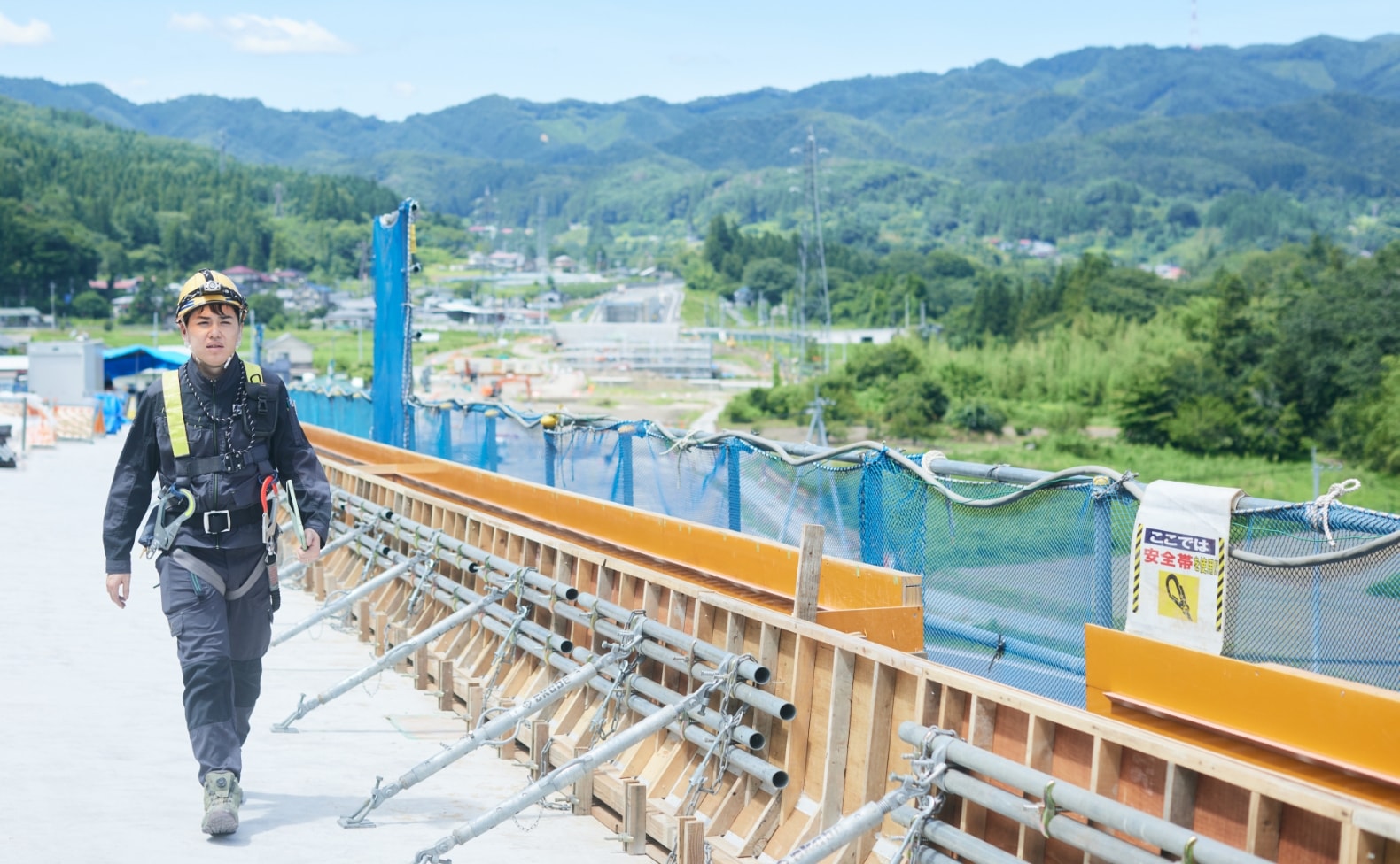 父と一緒に参加した地元の橋の開通式。子どもながらに、その大きさに圧倒されました。