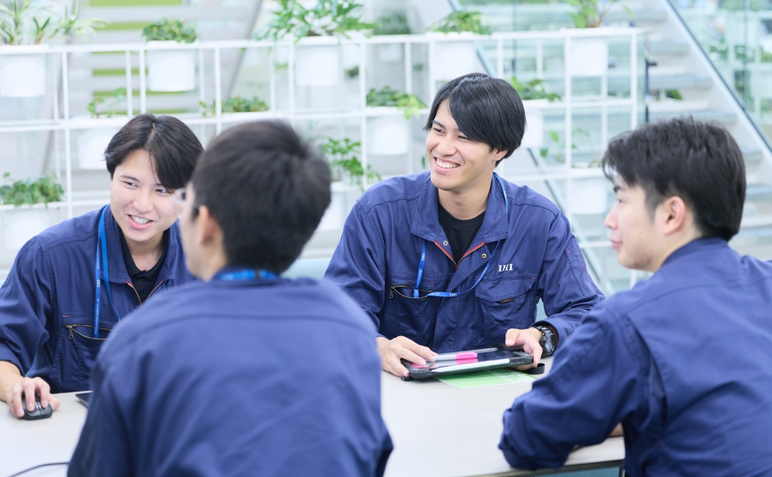 子どもの頃に見た巨大な橋梁に圧倒され、将来は形に残るモノをつくる仕事がしたいと思った。
