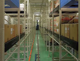資材用自動倉庫は棚の高さ4m、幅約3.4m、奥行約32m