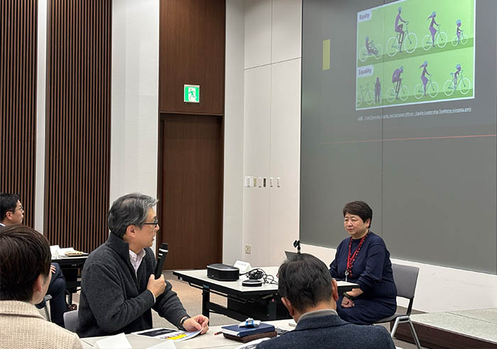 講演に対する質疑の様子